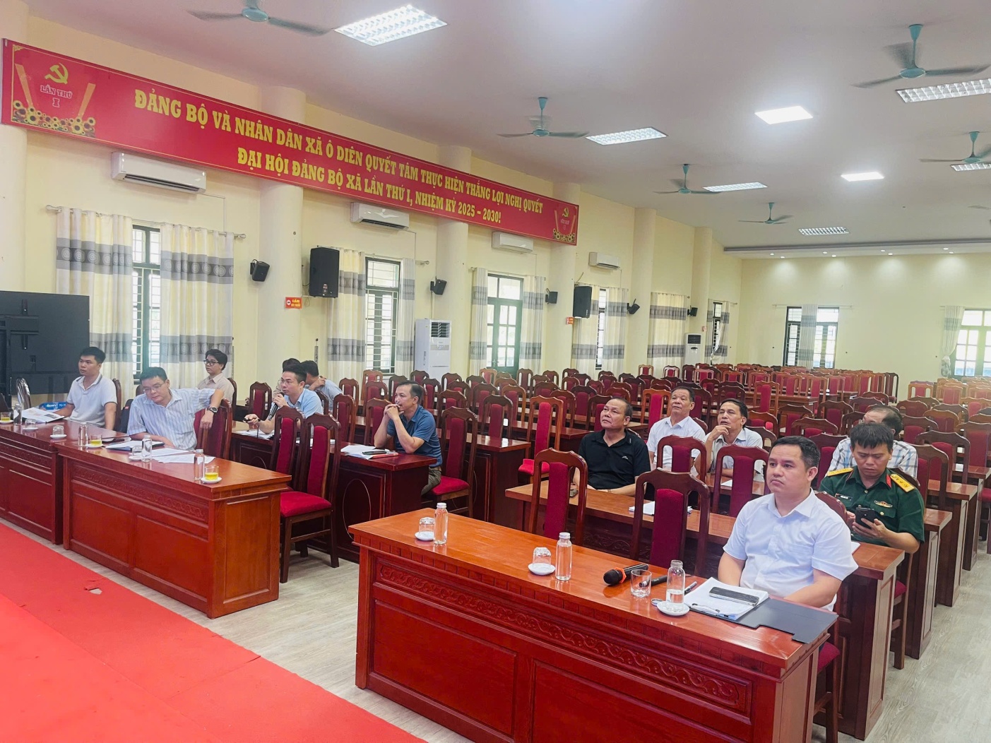 UBND xã Ô Diên tổ chức hội nghị lấy ý kiến về việc điều chỉnh quy hoạch dự án xây dựng hạ tầng khu tái định cư A8, khu vực Tân Hội, xã Ô Diên.- Ảnh 1.