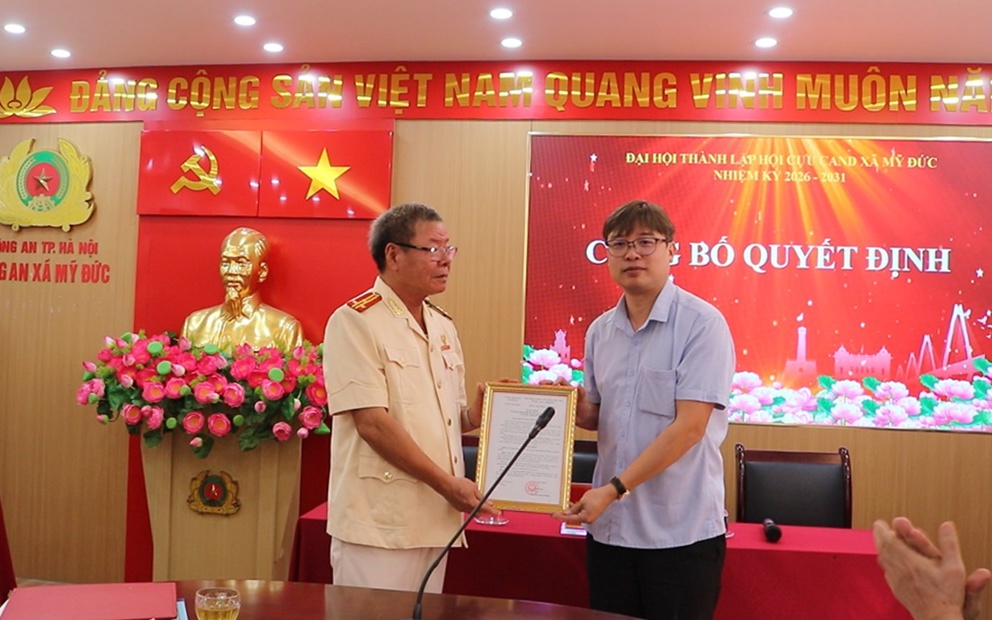 Đồng chí Lê Văn Đoàn - Phó chủ tịch UBND xã Mỹ Đức trao quyết định thành lập Cựu công an nhân dân xã Mỹ Đức