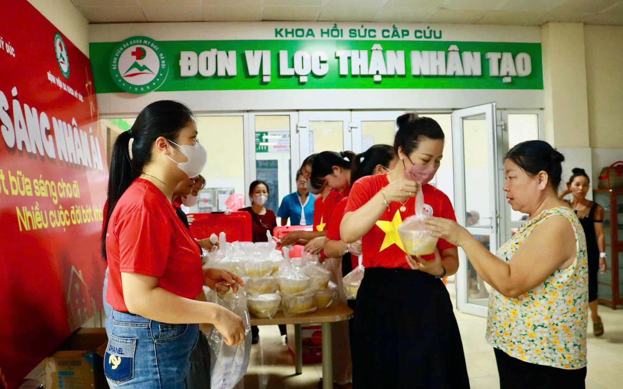 BỮA SÁNG NHÂN ÁI, ẤM ÁP NGHĨA TÌNH CỦA HỘI CHỮ THẬP ĐỎ XÃ MỸ ĐỨC TẠI BỆNH VIÊN ĐA KHOA MỸ ĐỨC