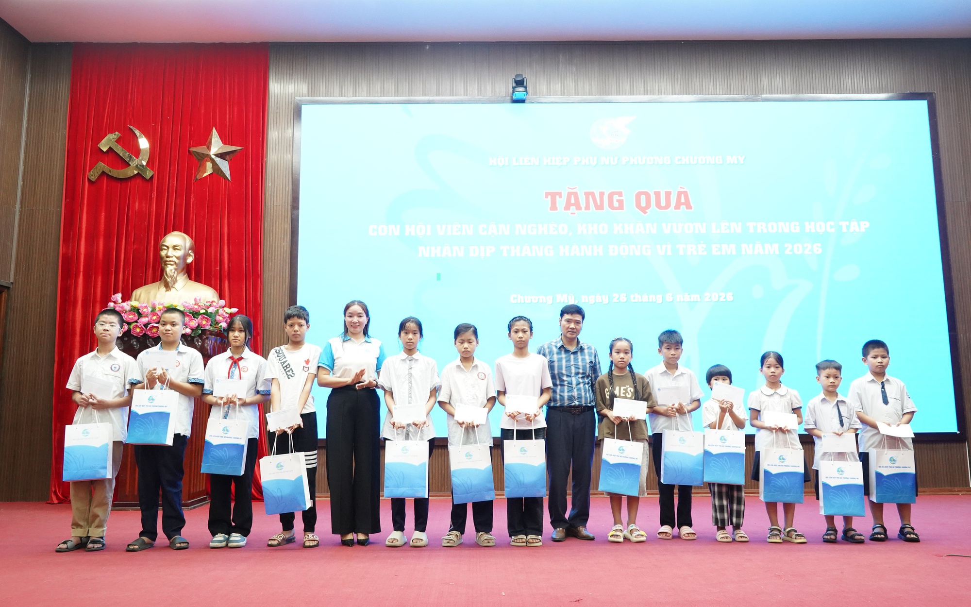 Hội Liên hiệp Phụ nữ phường Chương Mỹ tuyên truyền xây dựng gia đình văn minh, hạnh phúc và trao quà cho con hội viên có hoàn cảnh khó khăn