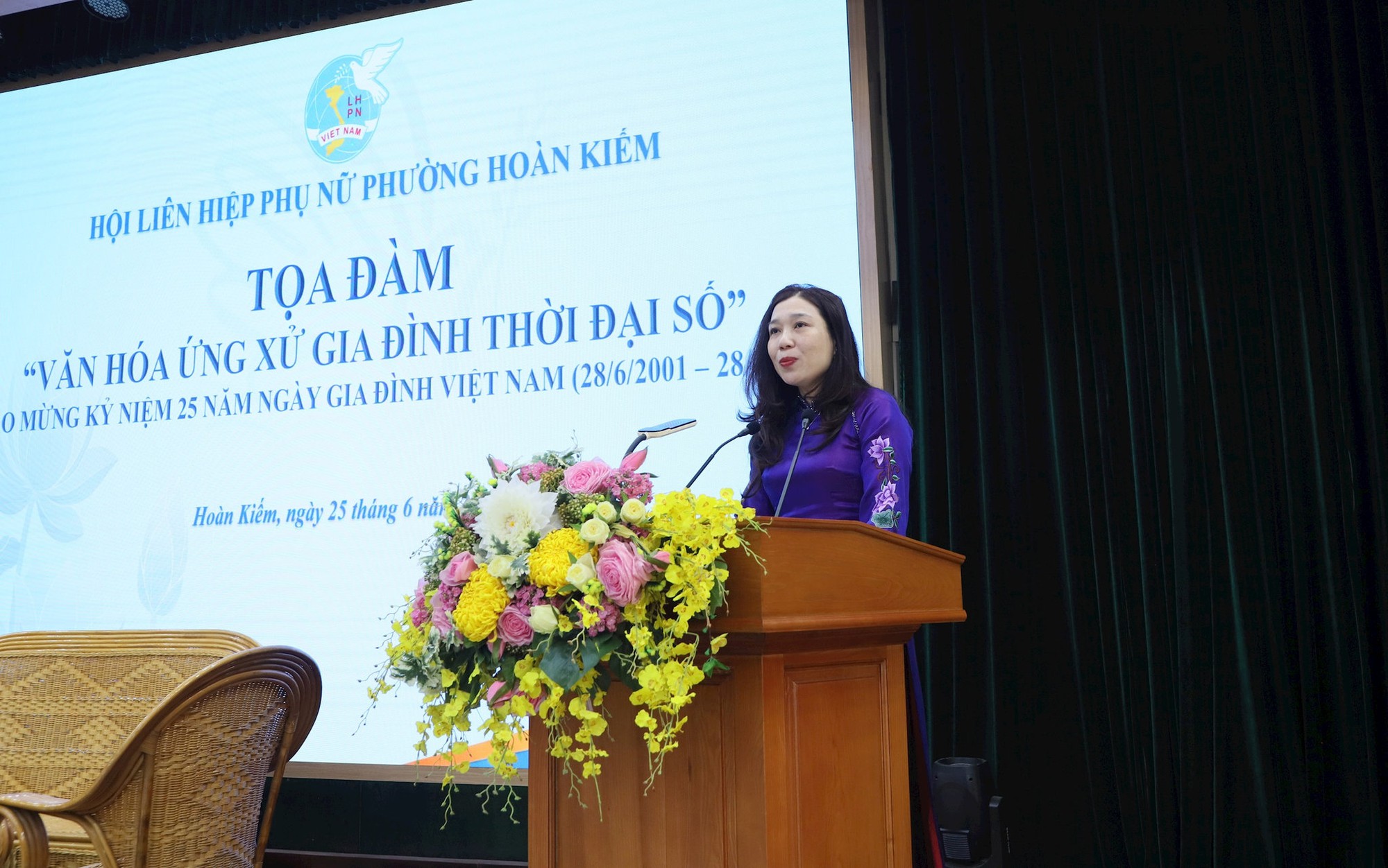 Phụ nữ Hoàn Kiếm nâng cao văn hóa ứng xử gia đình trong thời đại số- Ảnh 2.
