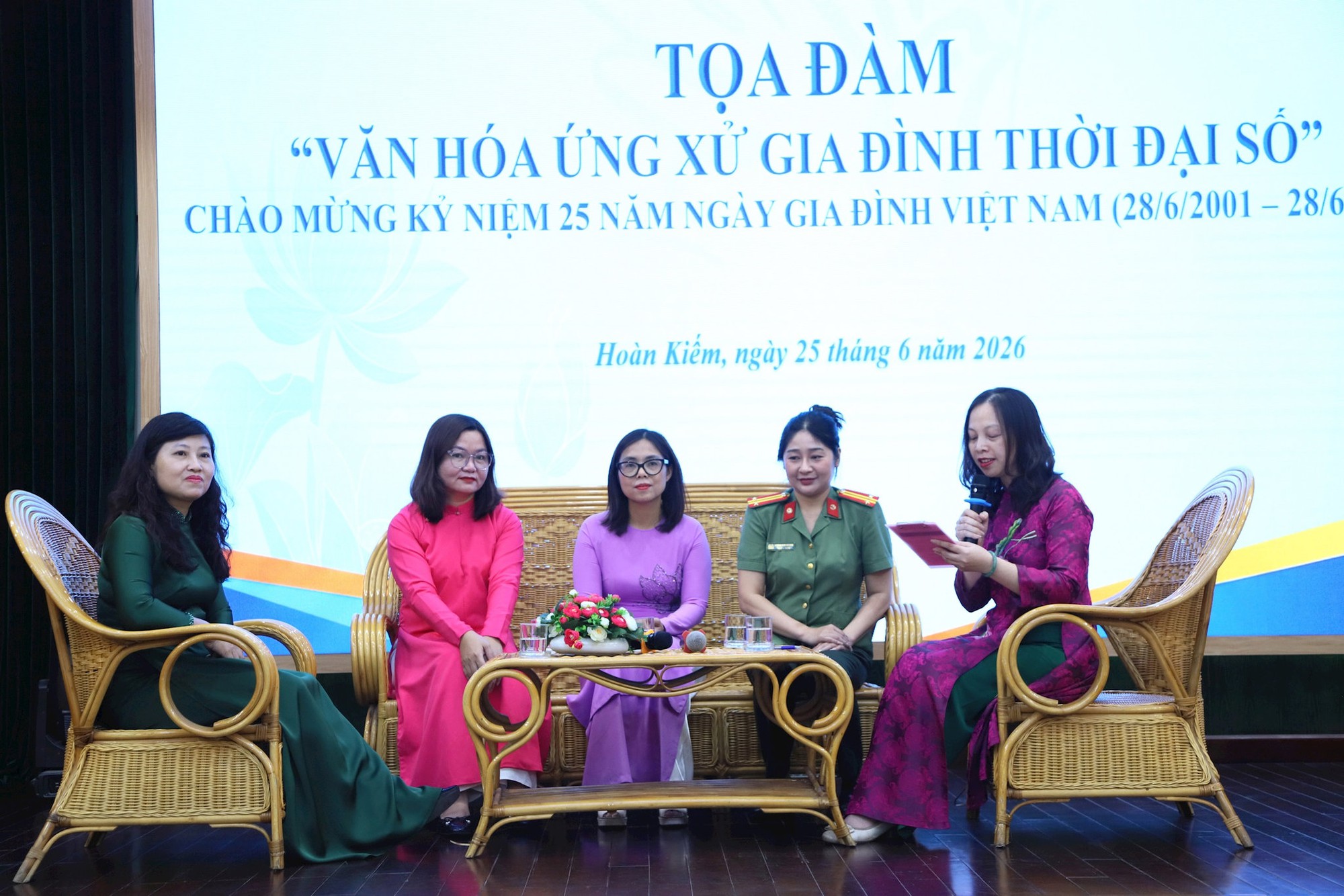 Phụ nữ Hoàn Kiếm nâng cao văn hóa ứng xử gia đình trong thời đại số- Ảnh 3.
