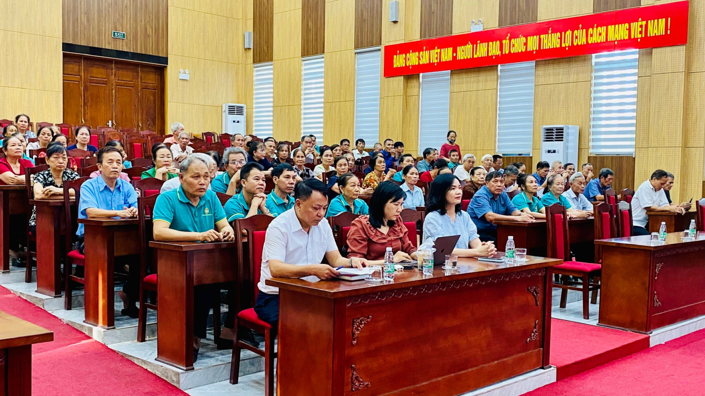 Hội nông dân xã Ô Diên tuyên truyền pháp luật thu gom rác thải và bảo vệ môi trường nông thôn.- Ảnh 1.