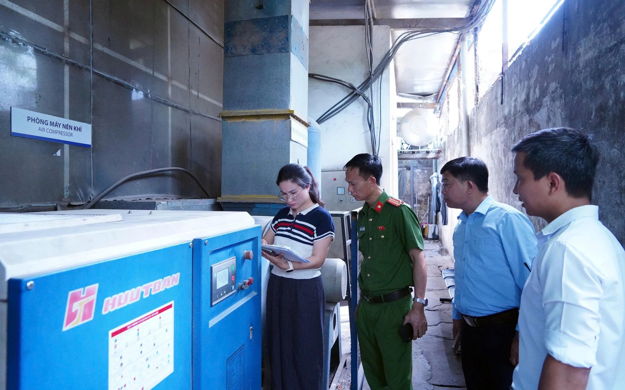 Đoàn kiểm tra liên ngành phường Chương Mỹ kiểm tra việc chấp hành pháp luật tại Công ty TNHH MTV Ô tô Trường Hải Tây Nam