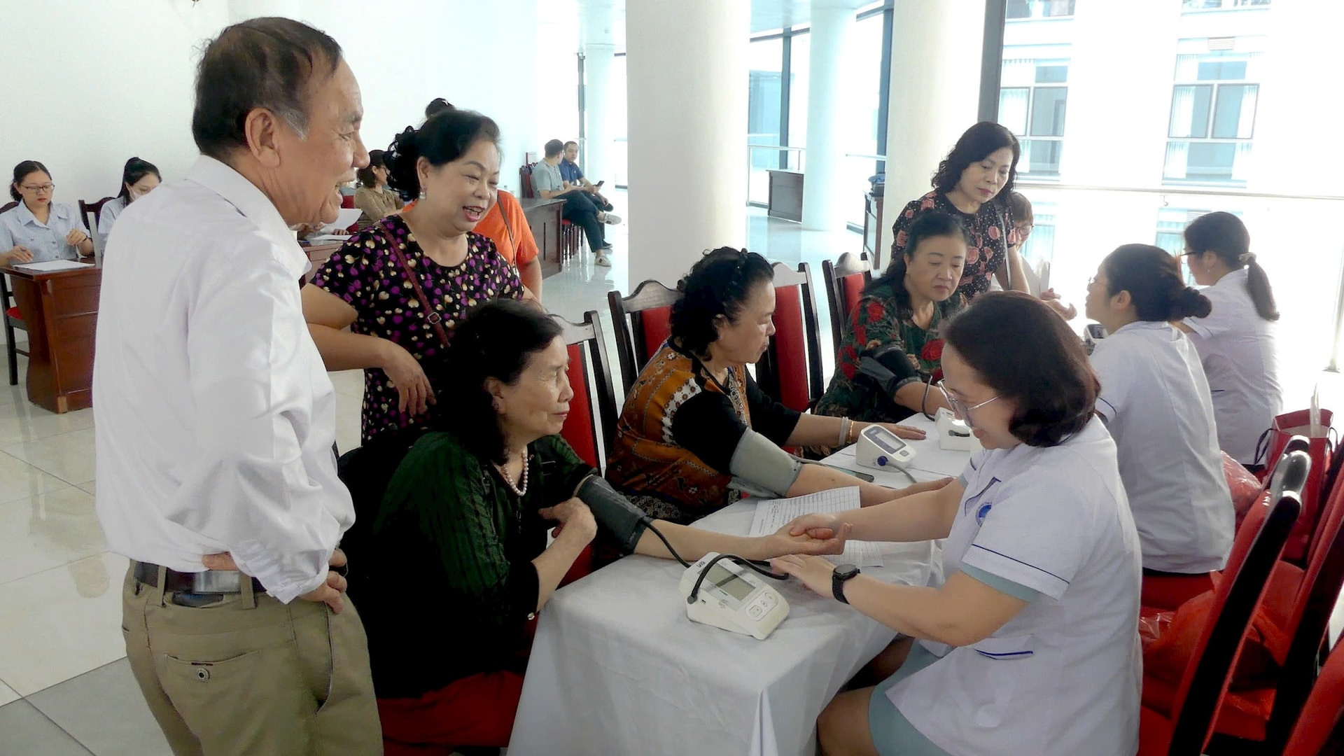 Phường Cầu Giấy: Đột phá trong chiến dịch số hóa dữ liệu y tế toàn dân trên nền tảng VNeID- Ảnh 1.