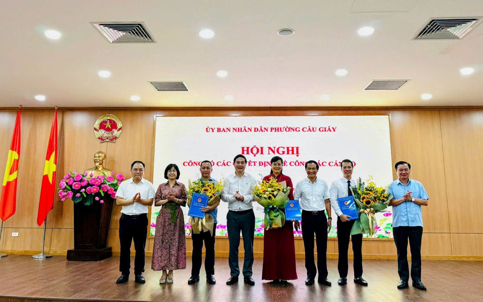 UBND PHƯỜNG CẦU GIẤY: CÔNG BỐ VÀ TRAO QUYẾT ĐỊNH VỀ CÔNG TÁC CÁN BỘ