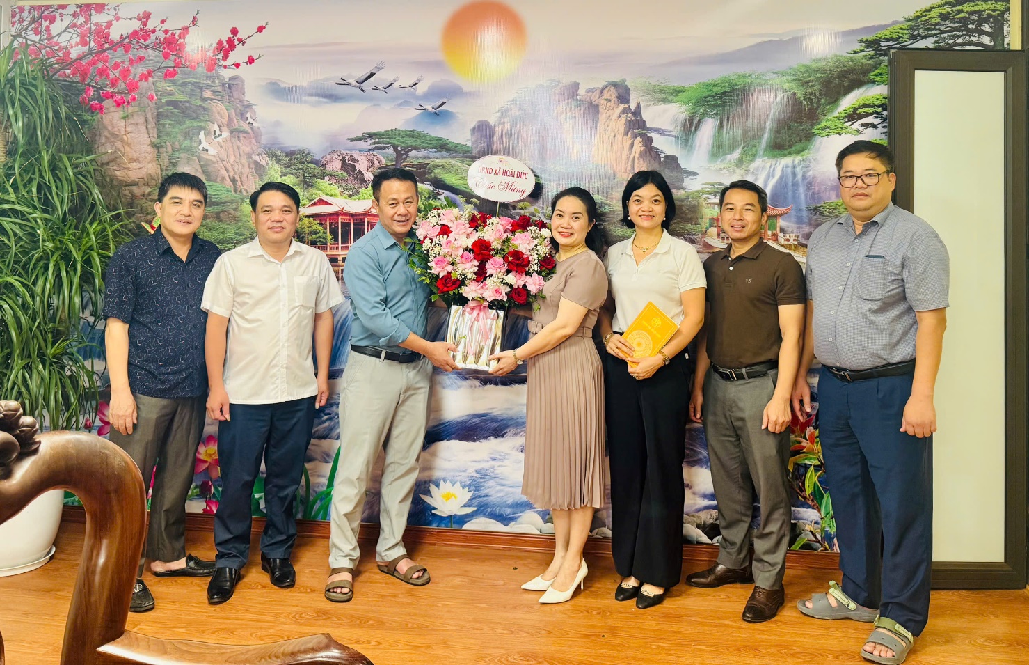 Lãnh đạo xã Hoài Đức chúc mừng Trung tâm Dịch vụ tổng hợp xã nhân Ngày Báo chí Cách mạng Việt Nam 21/6- Ảnh 1.