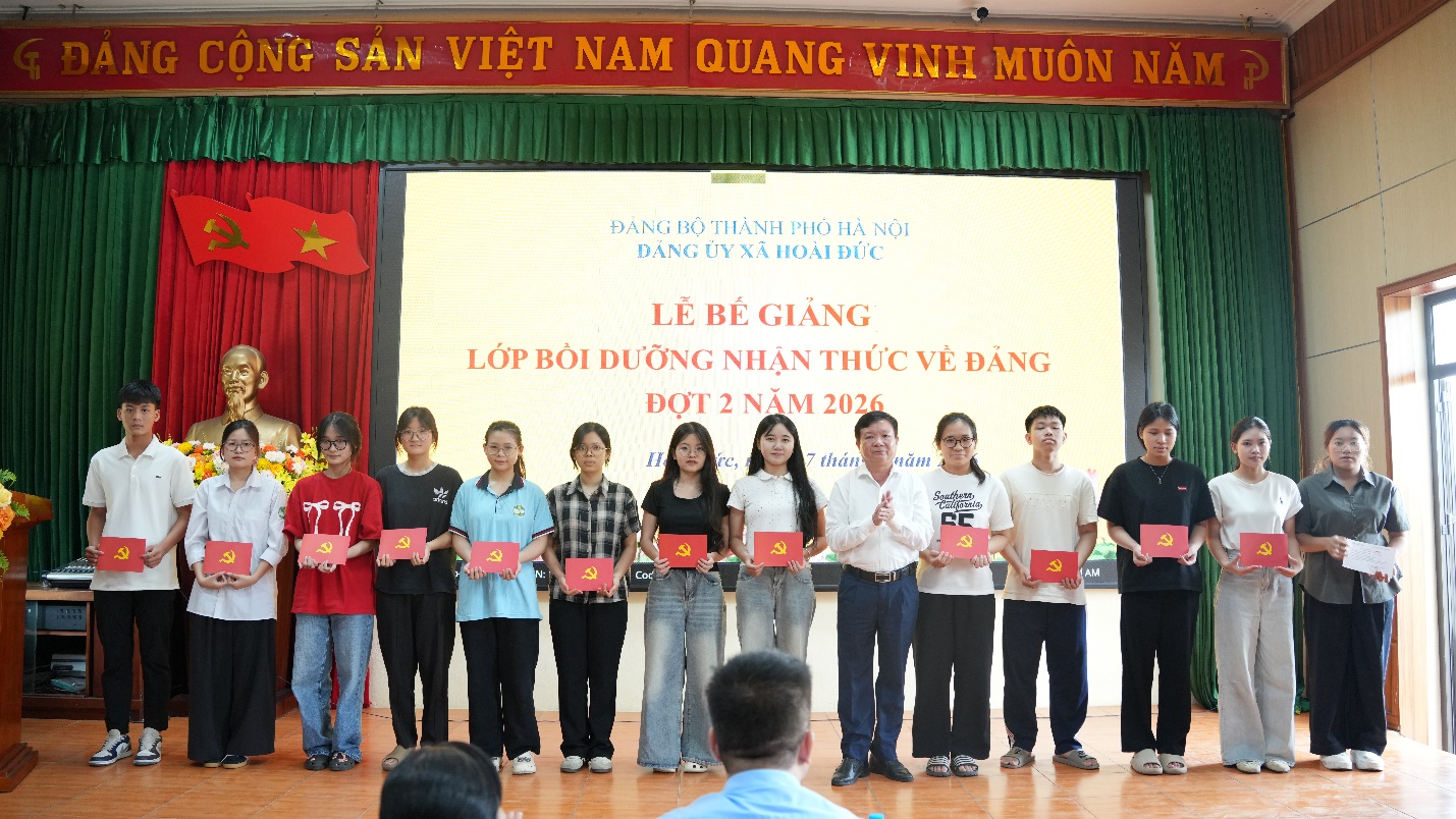 Hoài Đức bế giảng lớp bồi dưỡng nhận thức về Đảng đợt 2 năm 2026- Ảnh 7.