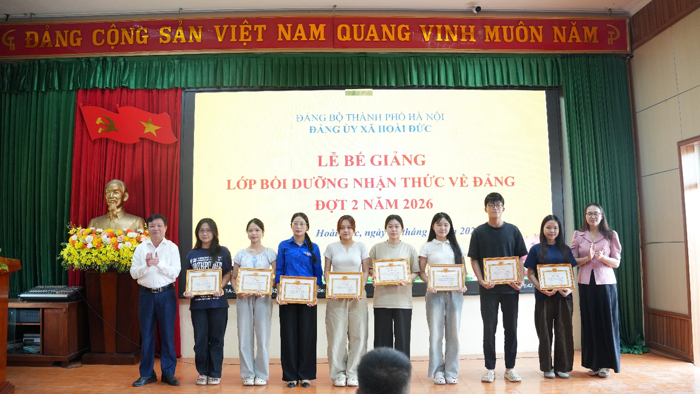 Hoài Đức bế giảng lớp bồi dưỡng nhận thức về Đảng đợt 2 năm 2026- Ảnh 8.