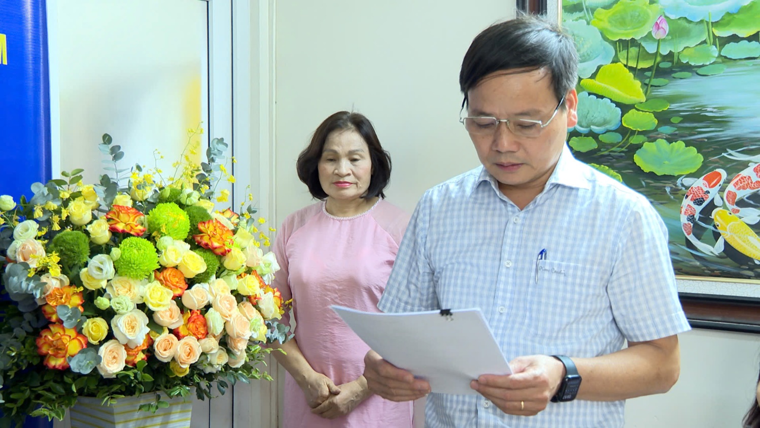 Đồng chí Trần Văn Nghĩa-Phó Bí thư Thường trực Đảng ủy xã trao huy hiệu 75 năm tuổi Đảng tại nhà riêng cho đảng viên lão thành- Ảnh 1.