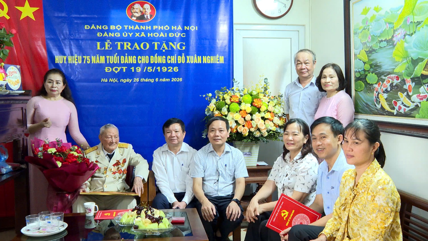 Đồng chí Trần Văn Nghĩa-Phó Bí thư Thường trực Đảng ủy xã trao huy hiệu 75 năm tuổi Đảng tại nhà riêng cho đảng viên lão thành- Ảnh 2.