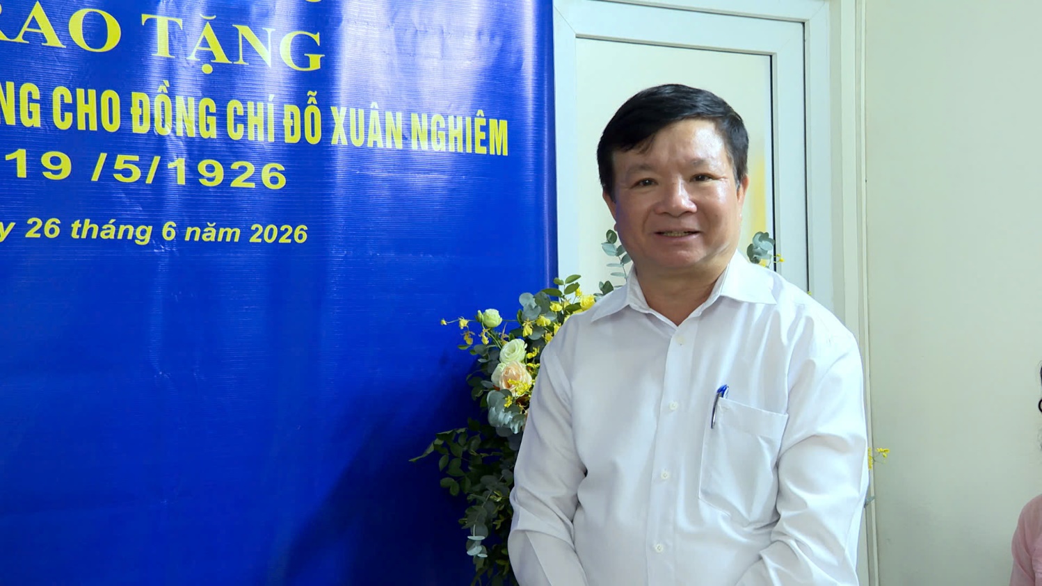 Đồng chí Trần Văn Nghĩa-Phó Bí thư Thường trực Đảng ủy xã trao huy hiệu 75 năm tuổi Đảng tại nhà riêng cho đảng viên lão thành- Ảnh 3.