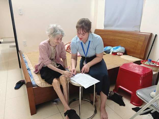 Tổ hành chính công xung kích Hoài Đức đến tận nhà hỗ trợ người yếu thế làm giấy ủy quyền lương hưu- Ảnh 2.