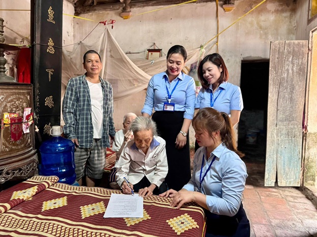 Tổ hành chính công xung kích Hoài Đức đến tận nhà hỗ trợ người yếu thế làm giấy ủy quyền lương hưu- Ảnh 4.