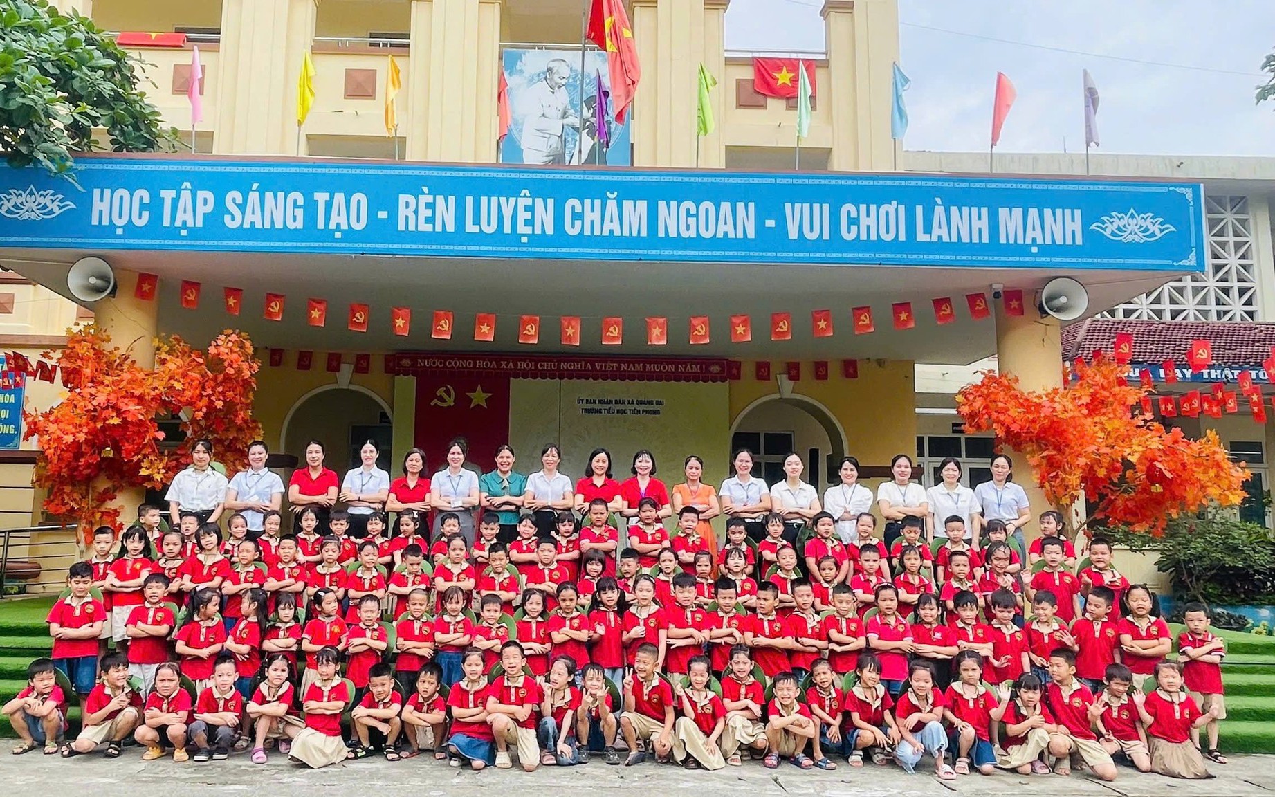 Trường Mầm non Tiên Phong tổ chức cho trẻ 5 tuổi tham quan Trường Tiểu học Tiên Phong
