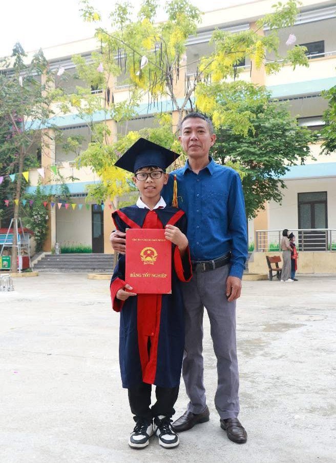 Cha con "người anh hùng" trên dòng sông Hồng và lời cảnh tỉnh về tai nạn đuối nước mùa hè.- Ảnh 1.