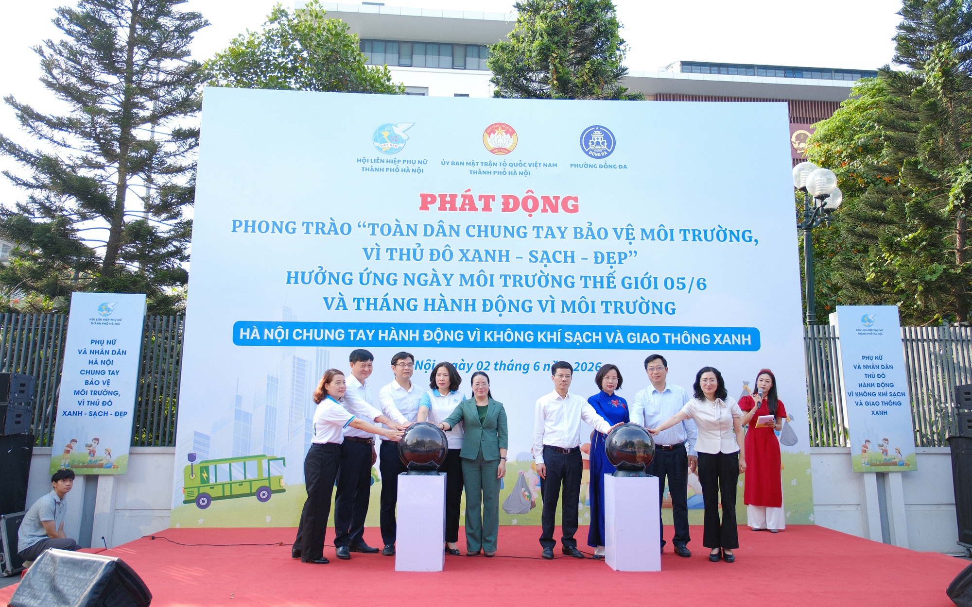 Các đại biểu bấm nút phát động Chương trình