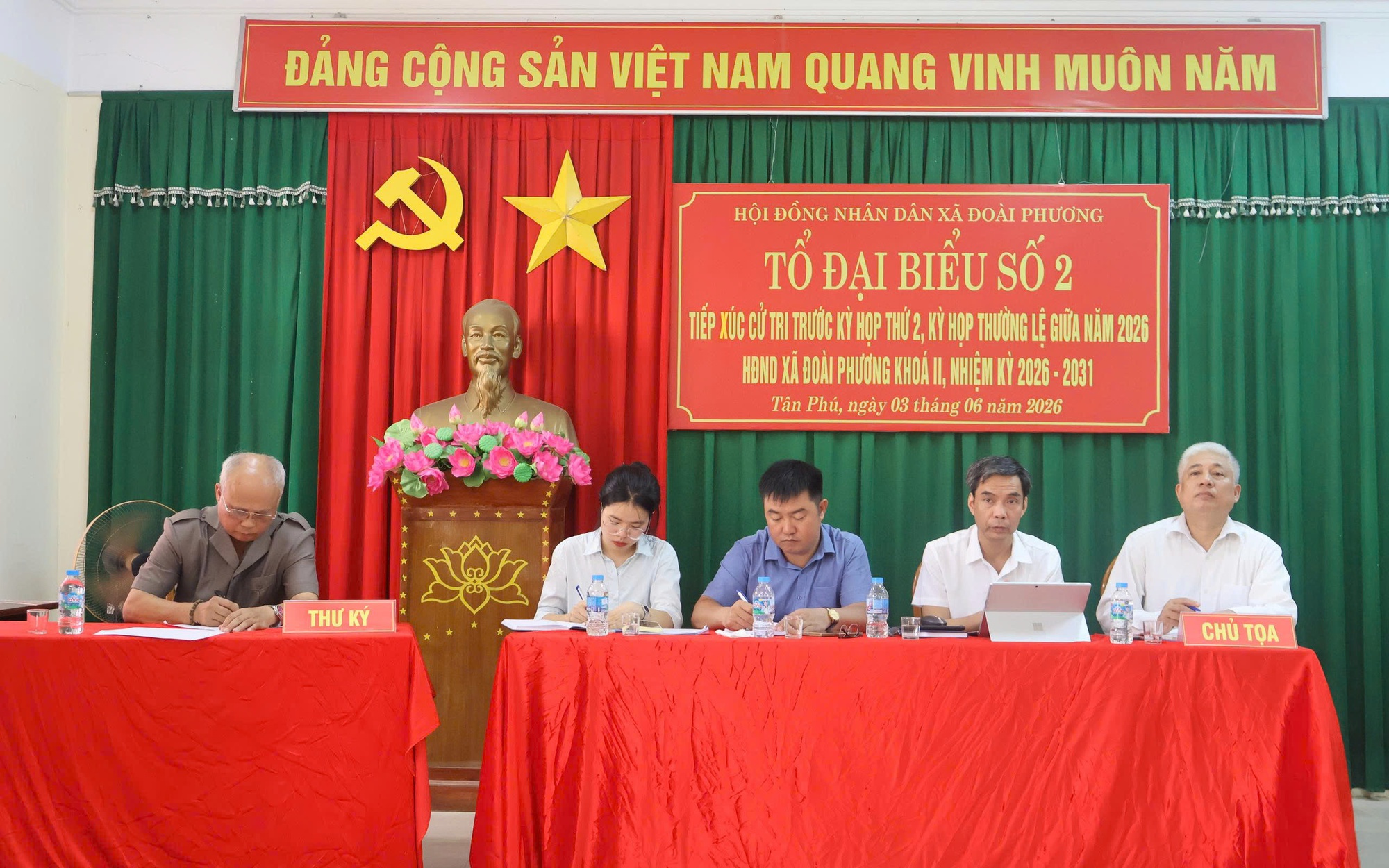 Đồng chí Bí thư Đảng ủy xã Đoài Phương tiếp xúc cử tri trước kỳ họp thứ 2 HĐND xã khóa II nhiệm kỳ 2026 - 2031