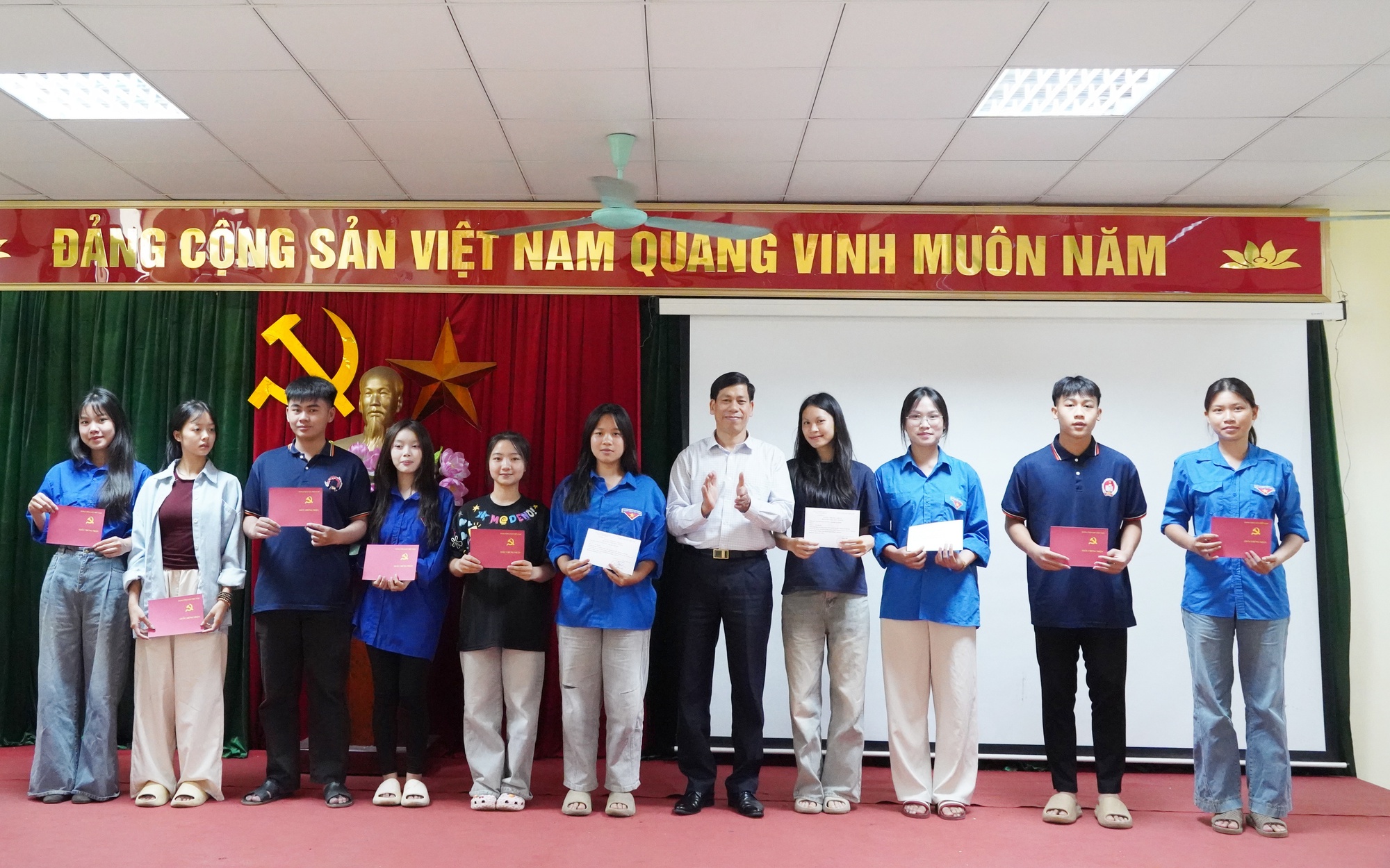 Bế giảng lớp Bồi dưỡng nhận thức về Đảng cho học sinh THPT năm 2026