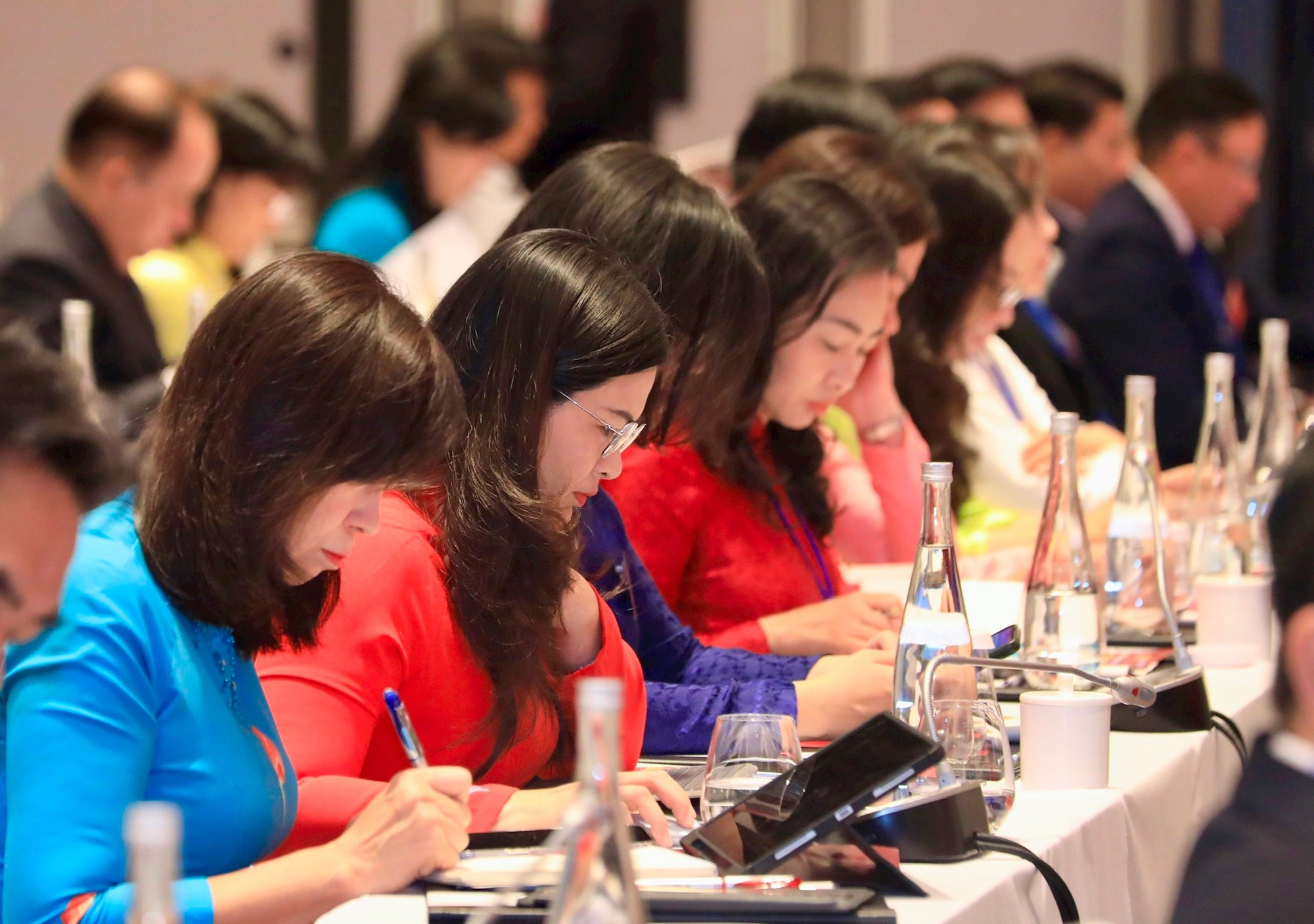 Chuyển đổi số là đổi mới toàn diện tư duy quản trị, lấy người dân làm trung tâm- Ảnh 3. Chuyển đổi số là đổi mới toàn diện tư duy quản trị, lấy người dân làm trung tâm- Ảnh 3.
