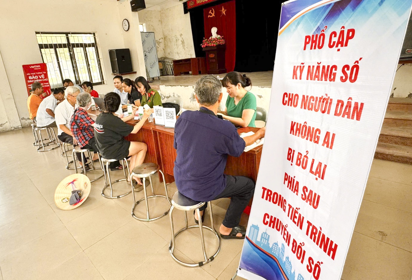 Gia Lâm đẩy mạnh tập huấn kỹ năng số và hỗ trợ người dân sử dụng dịch vụ công trực tuyến- Ảnh 1.