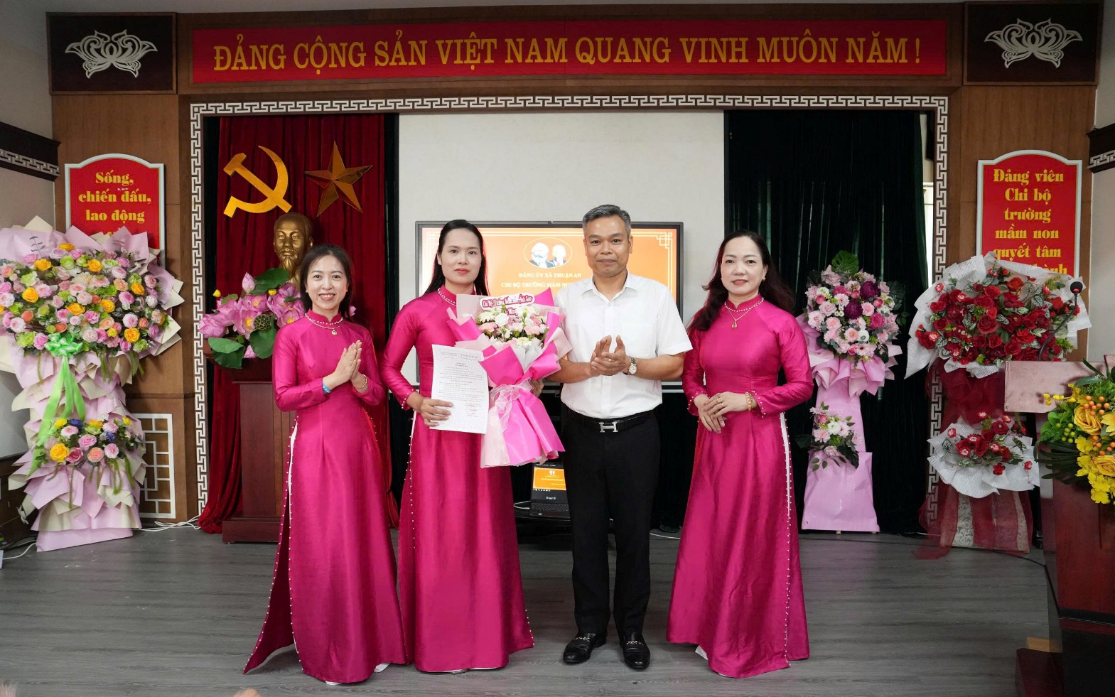 Đảng bộ xã Thuận An kết nạp 01 đảng viên mới
