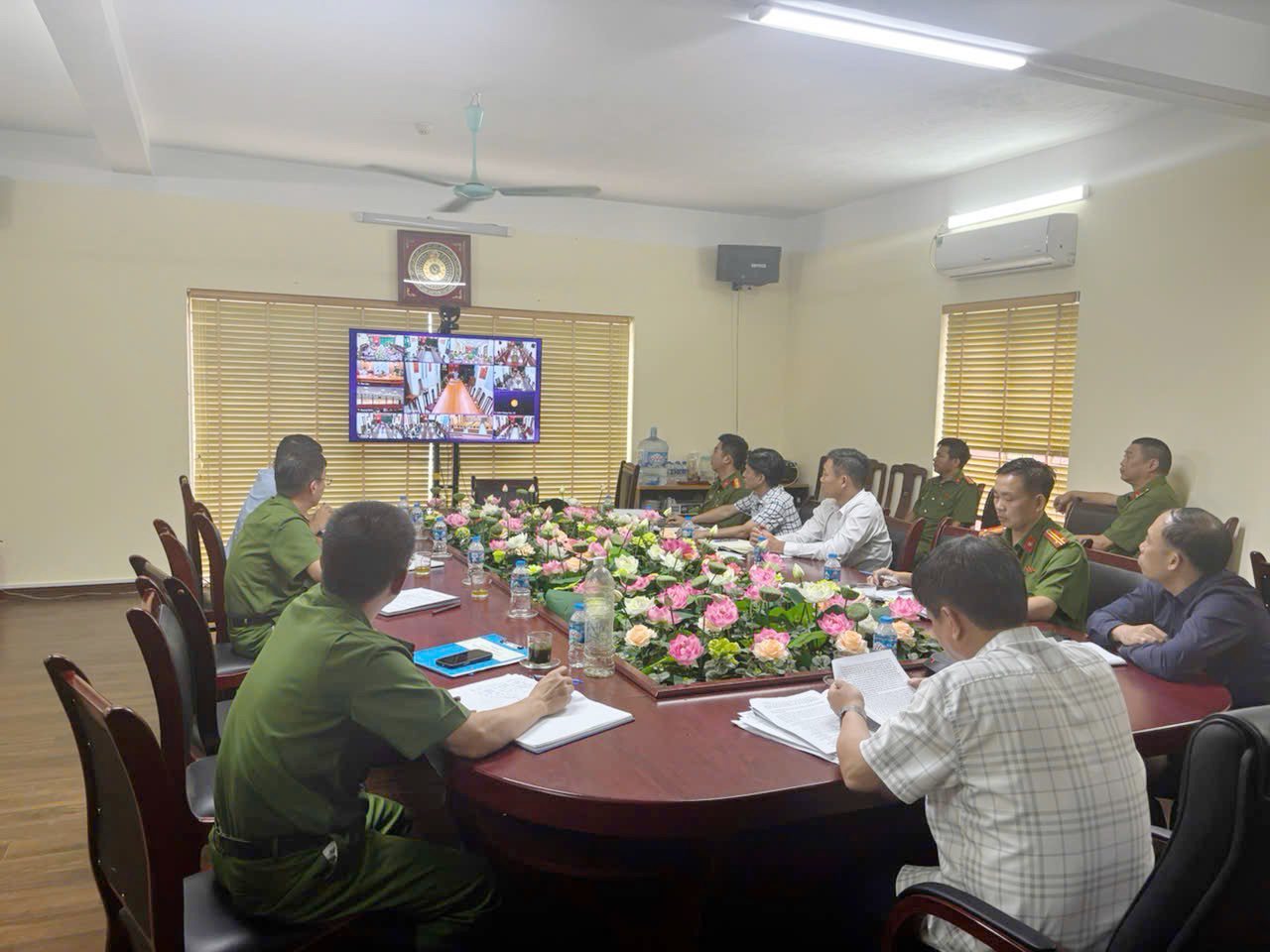 HOÀI ĐỨC KẾT NỐI TRỰC TUYẾN TOÀN THÀNH PHỐ - QUYẾT LIỆT GIẢI QUYẾT CÁC ĐIỂM NGHẼN VỀ TRẬT TỰ ĐÔ THỊ- Ảnh 1.