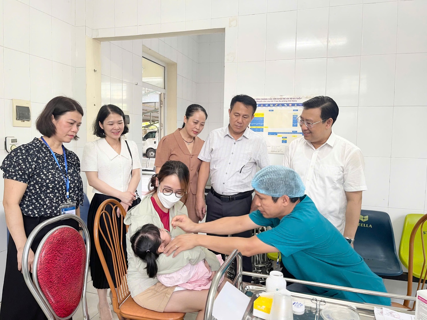 XÃ HOÀI ĐỨC TRIỂN KHAI CHIẾN DỊCH BỔ SUNG VITAMIN A ĐỢT I VÀ TẶNG HƠN 6.000 PHẦN QUÀ CHO TRẺ EM NHÂN NGÀY QUỐC TẾ THIẾU NHI 1/6- Ảnh 1.