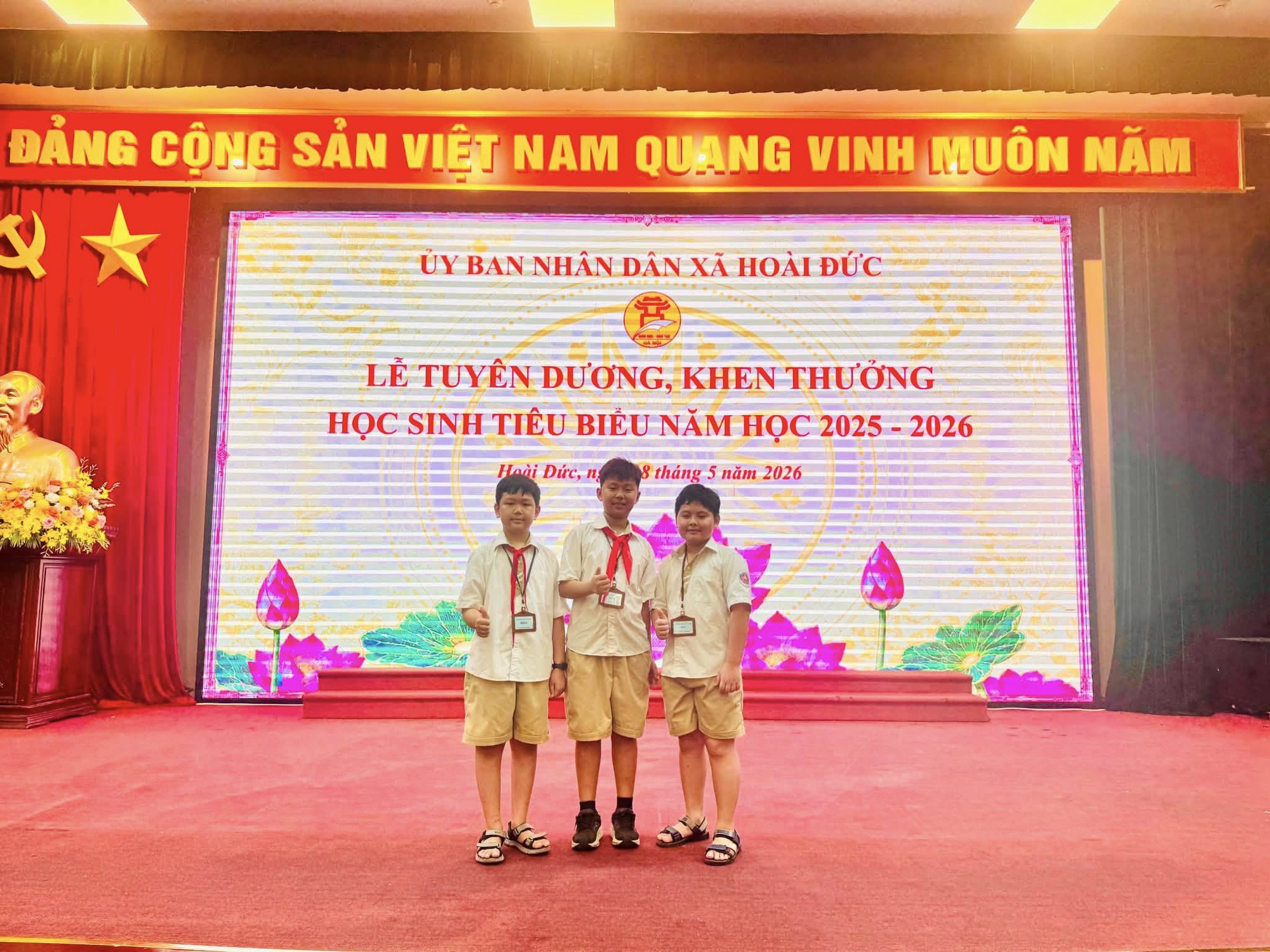 Có thể là hình ảnh về văn bản cho biết 'ĐẢNG CÔNG SẢN VIỆT NAM QUANG VINH MUÔN NĂM ỦY BAN NHÂN DÂN XÃ HOAI ĐỨC LÈ TUYÊN DƯƠNG, KHEN Hoc SINH TIÊU BIỀU NĂM Hoc 2025-2026 2025 -2026 Haàj Dức. tháng 5 naT năm2026 2026'