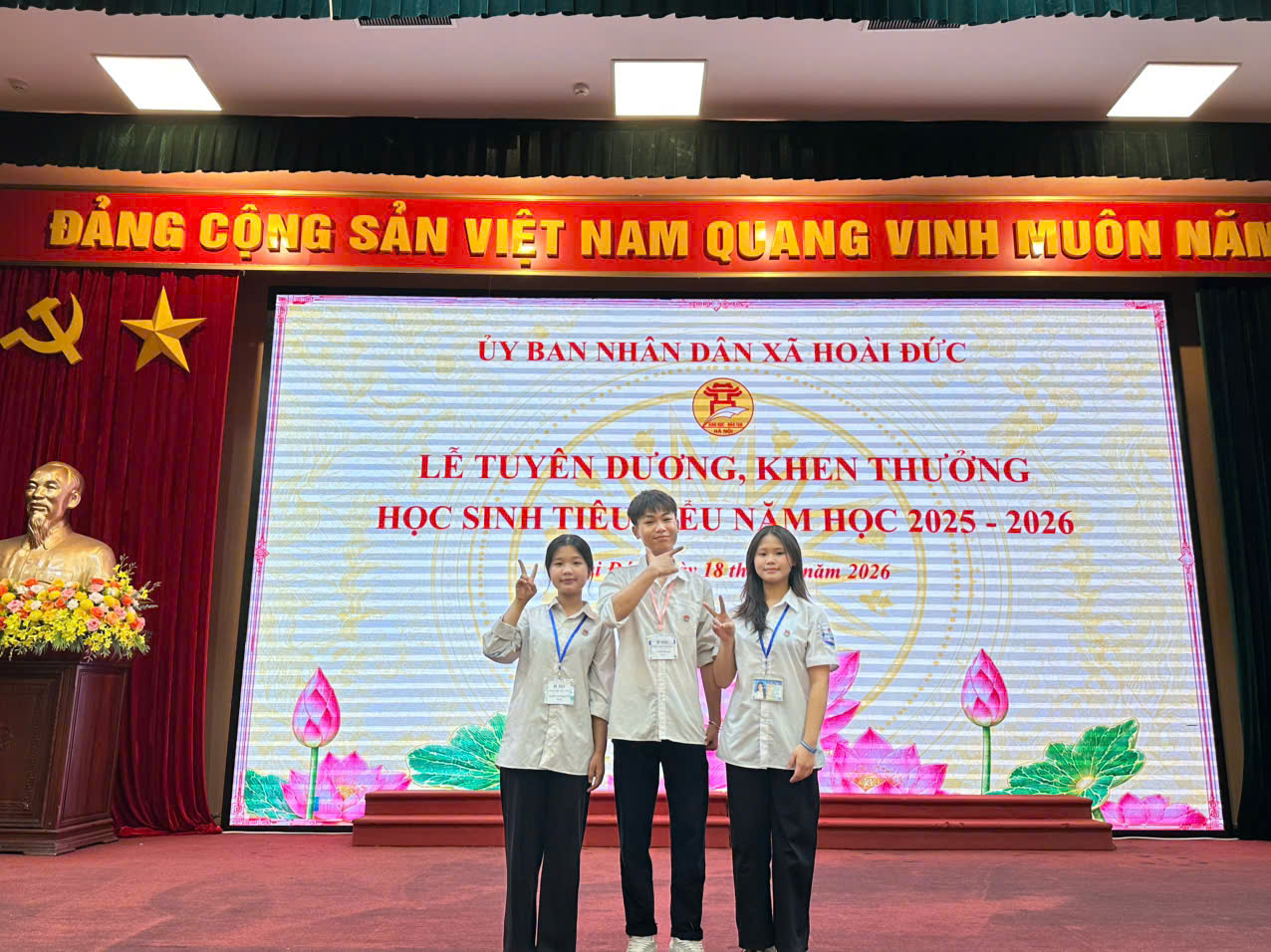 Có thể là hình ảnh về cái bục và văn bản cho biết 'ĐẢNG CỘNG SẢN VIÊT NAM QUANG VINH MUÔN NĂN UYBAN BAN NHÂNDÂN UY YBANNHÁNDÁY.XÄHOÀIDỨ XÃ LẺ TUYÊN DƯƠNG, KHEN THƯỞNG HOC SINH CSINHTIÊU TIÊU EUNĂMHỌC MHOC 2025 18th 2026 năm2026 năm 2026'