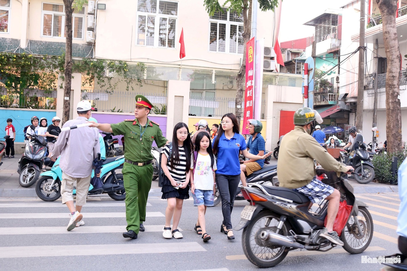 Nghĩa Đô đồng bộ giải pháp giảm ùn tắc giao thông, xây dựng nếp sống văn minh đô thị- Ảnh 1.