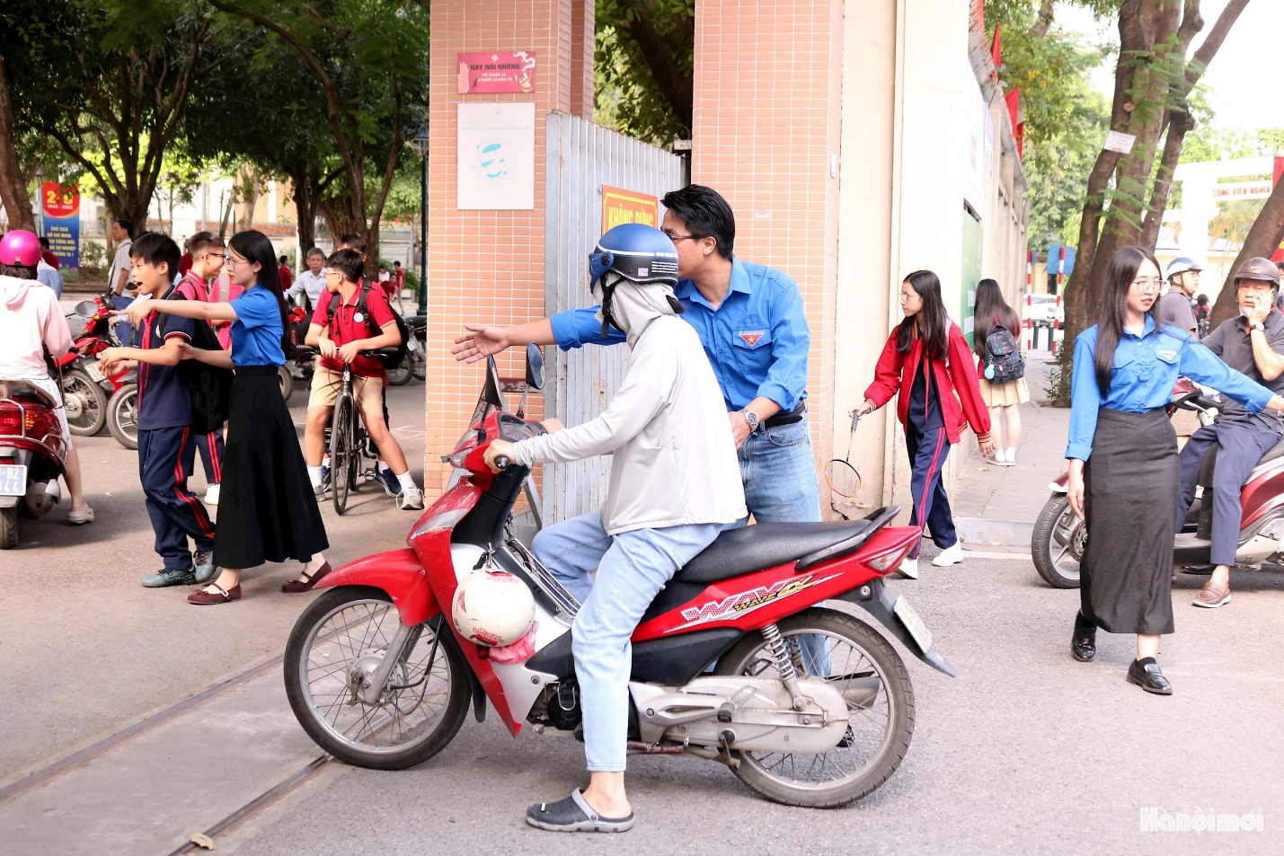 Nghĩa Đô đồng bộ giải pháp giảm ùn tắc giao thông, xây dựng nếp sống văn minh đô thị- Ảnh 2.