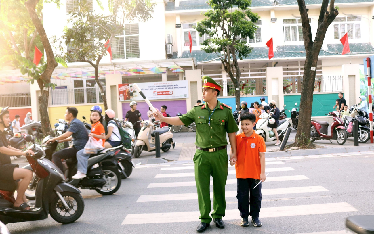 Phường Nghĩa Đô triển khai đợt cao điểm xử lý vi phạm trật tự đô thị, xây dựng môi trường văn minh, kỷ cương- Ảnh 1.