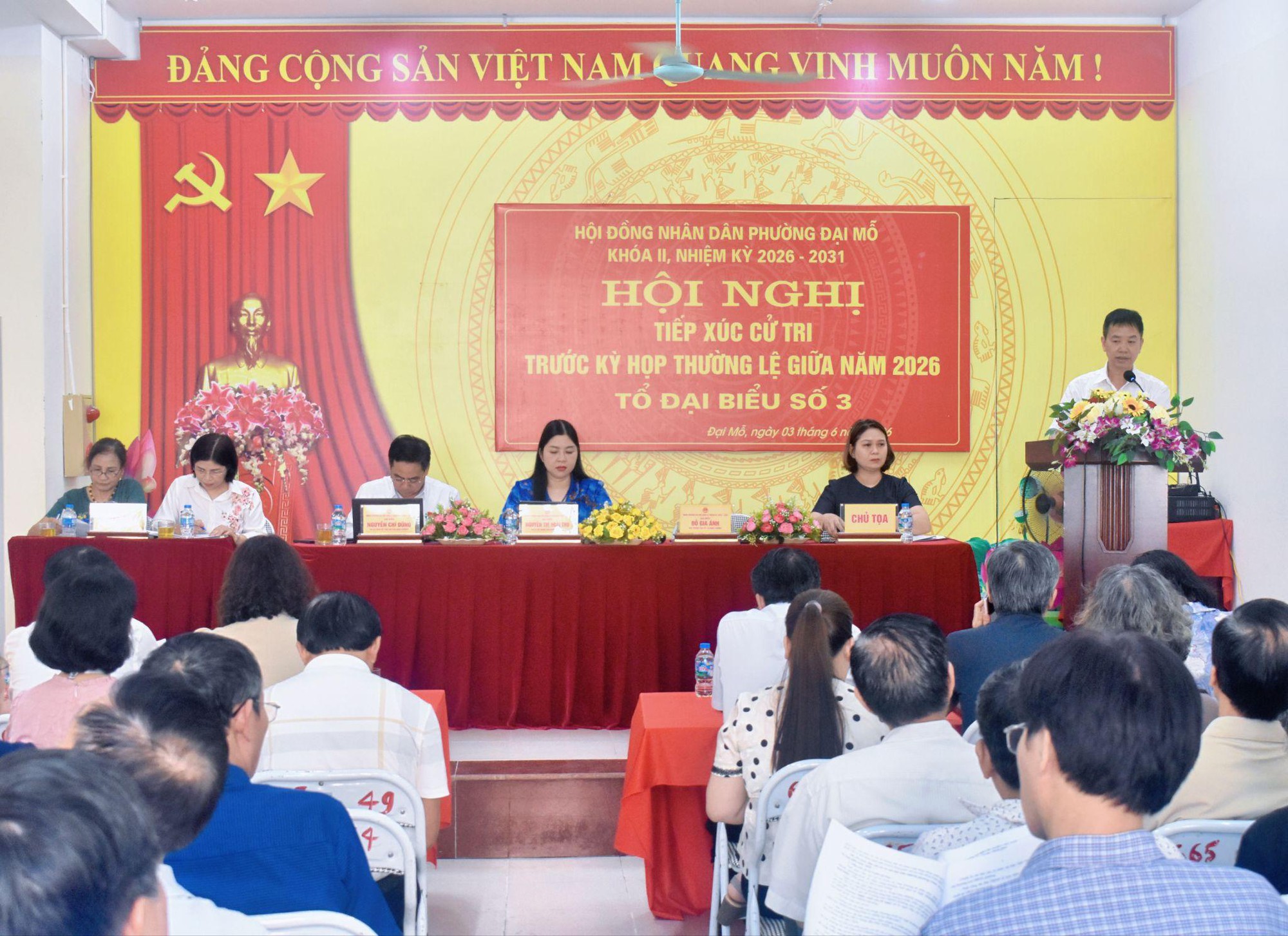 Phó Bí thư Thường trực Đảng ủy phường Đại Mỗ tiếp xúc cử tri trước kỳ họp giữa năm 2026 của Hội đồng nhân dân phường- Ảnh 1.