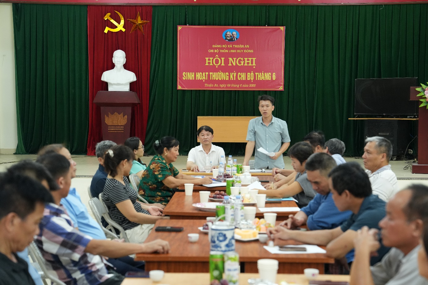 Bí thư Đảng ủy, Chủ tịch HĐND xã dự sinh hoạt Chi bộ thôn Linh Quy Đông- Ảnh 1.