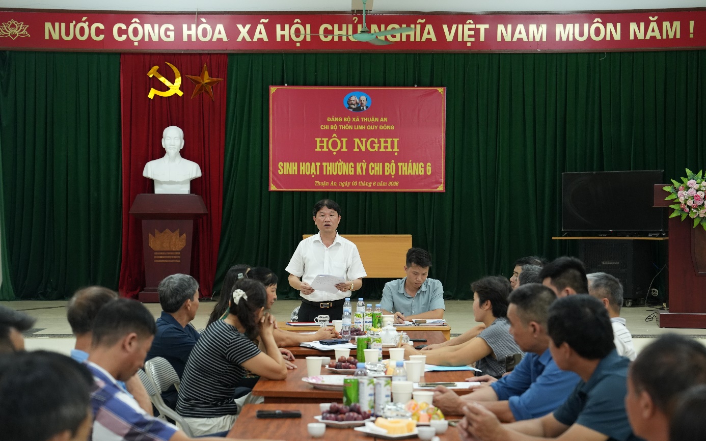 Bí thư Đảng ủy, Chủ tịch HĐND xã dự sinh hoạt Chi bộ thôn Linh Quy Đông