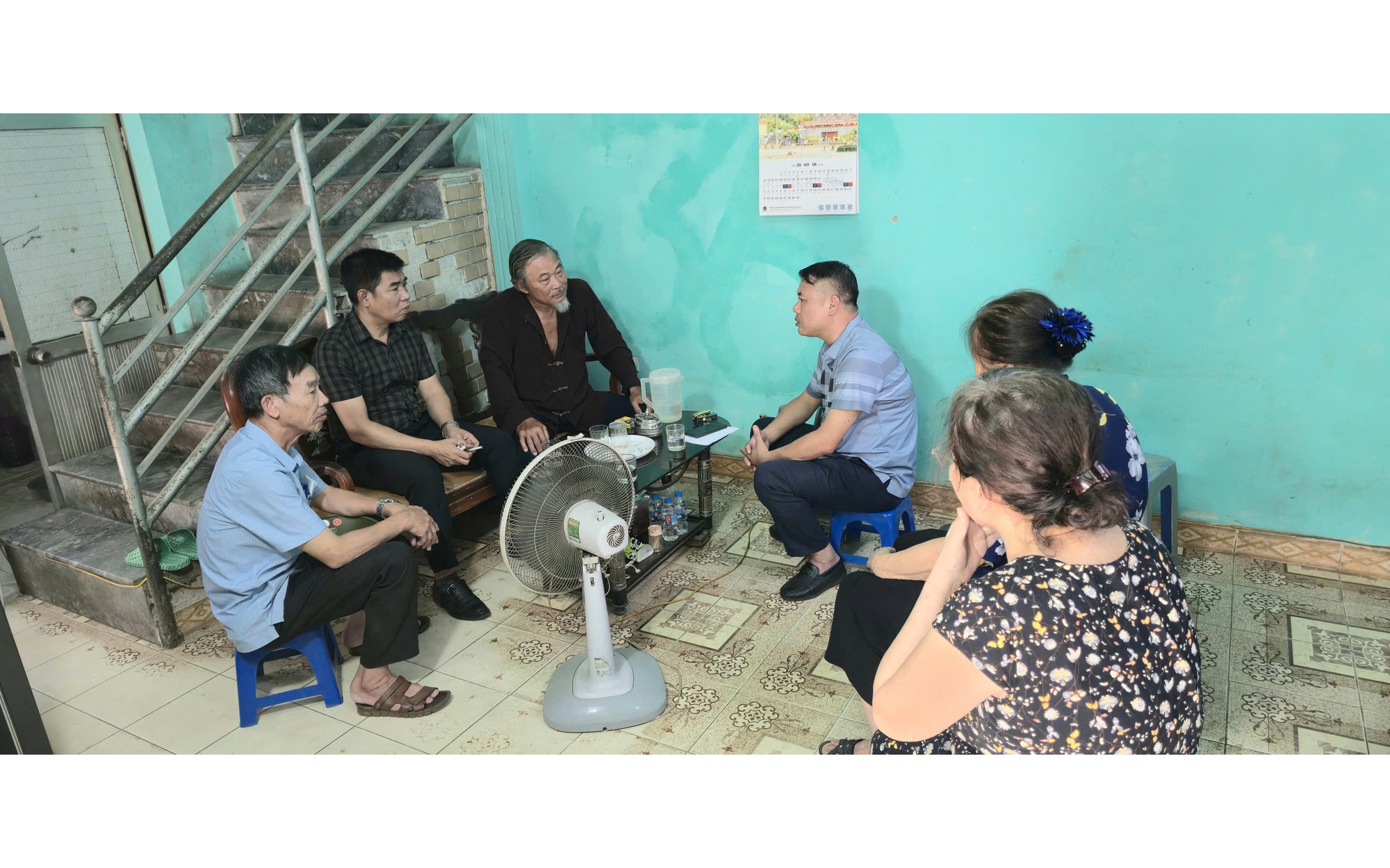 MTTQ phường Long Biên tuyên truyền, vận động hộ gia đình ông Nguyễn Ngọc Quang thực hiện bàn giao mặt bằng tại dự án xây dựng tuyến đường 13,5m