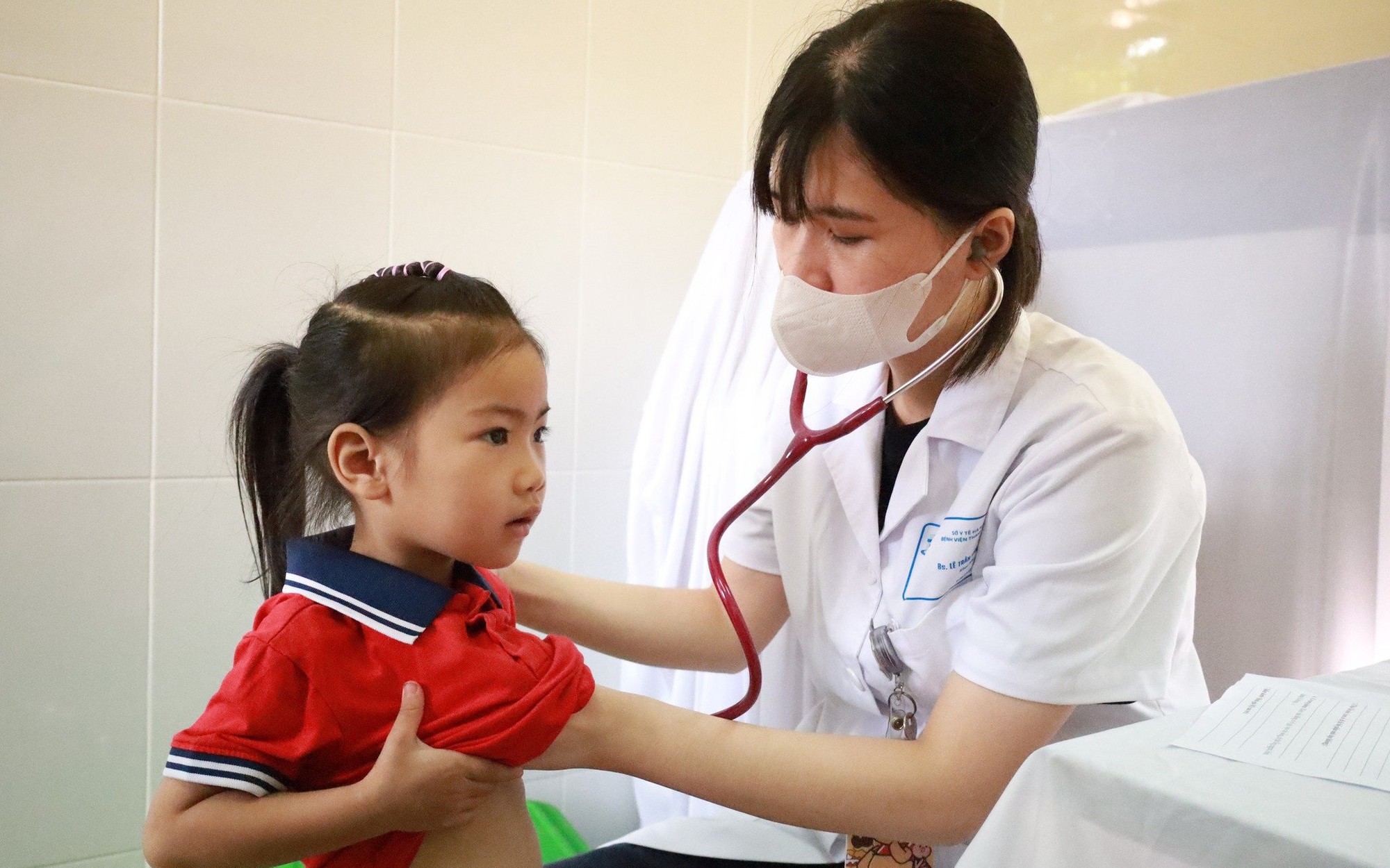 Người dân xã đảo Minh Châu được Thành phố hỗ trợ 100% mức đóng bảo hiểm y tế.