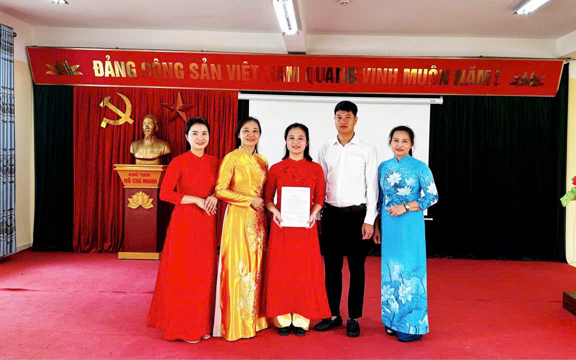 Chi bộ Trường Mầm non Lam Điền tổ chức Lễ kết nạp đảng viên mới