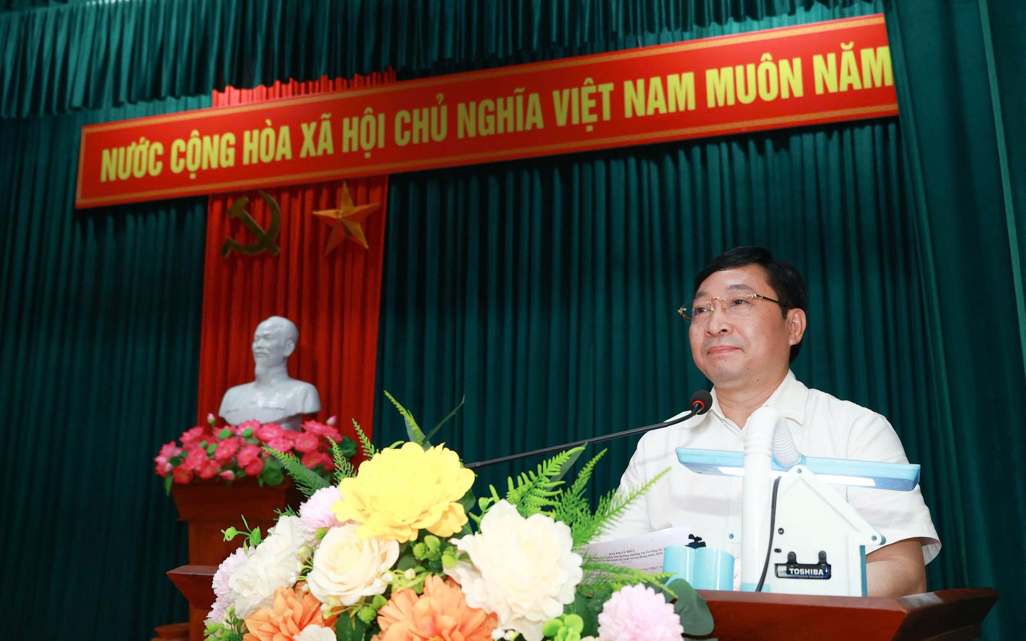 Đồng chí Phó Bí thư Thường trực Đảng ủy xã - Vũ Quốc Anh dự sinh hoạt Chi bộ thôn Tri Thủy