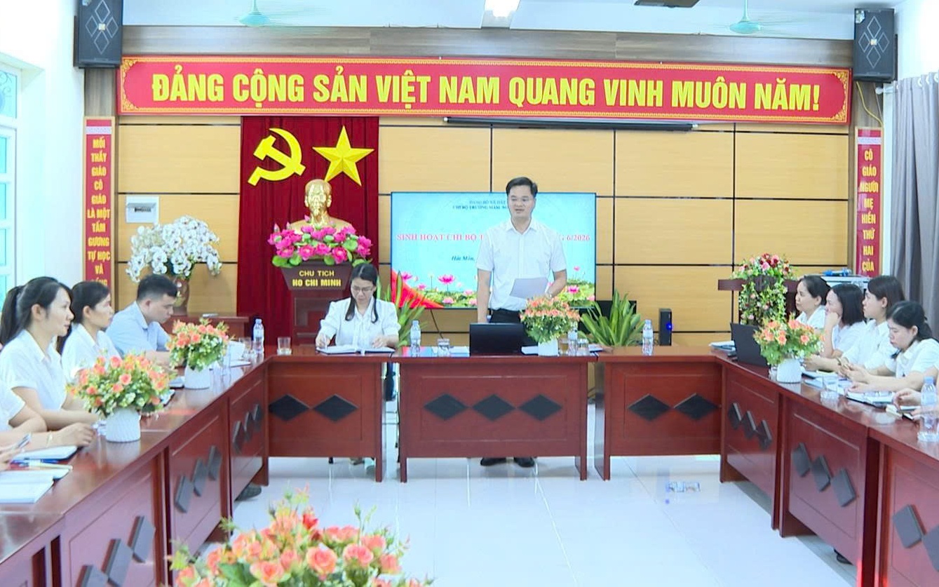 Đồng chí Phó Bí thư thường trực Đảng ủy xã dự sinh hoạt Chi bộ trường Mầm non Hát Môn