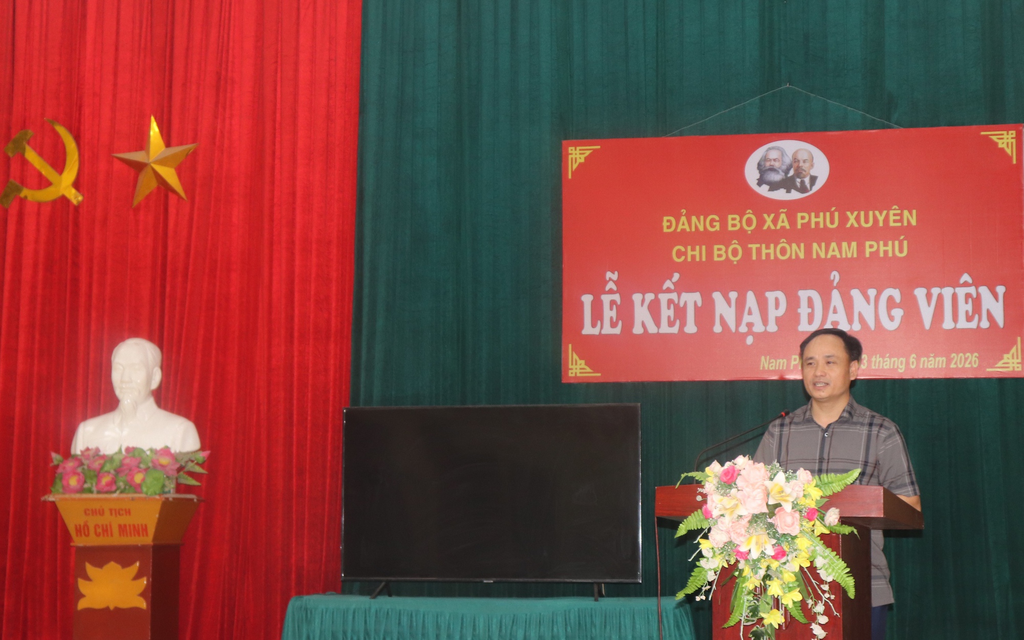 Chi bộ thôn Nam Phú tổ chức lễ kết nạp đảng viên mới và sinh hoạt chi bộ tháng 6 năm 2026