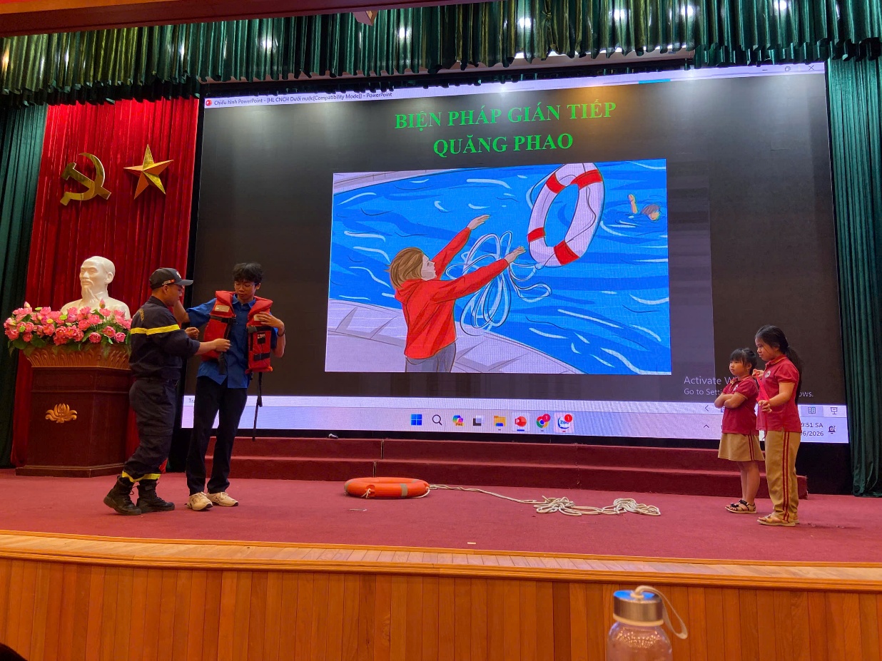 Hội LHPN – Đoàn TNCS Hồ Chí Minh – Công an phường Việt Hưng phối hợp tổ chức hưởng ứng tháng hành động Vì trẻ em, tuyên truyền phòng chống tai nạn thương tích, đuối nước năm 2026- Ảnh 6.