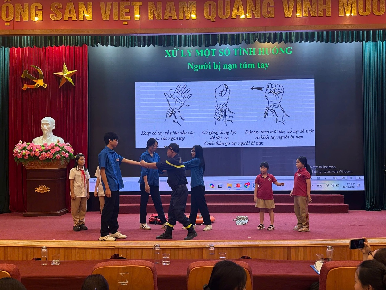 Hội LHPN – Đoàn TNCS Hồ Chí Minh – Công an phường Việt Hưng phối hợp tổ chức hưởng ứng tháng hành động Vì trẻ em, tuyên truyền phòng chống tai nạn thương tích, đuối nước năm 2026- Ảnh 7.