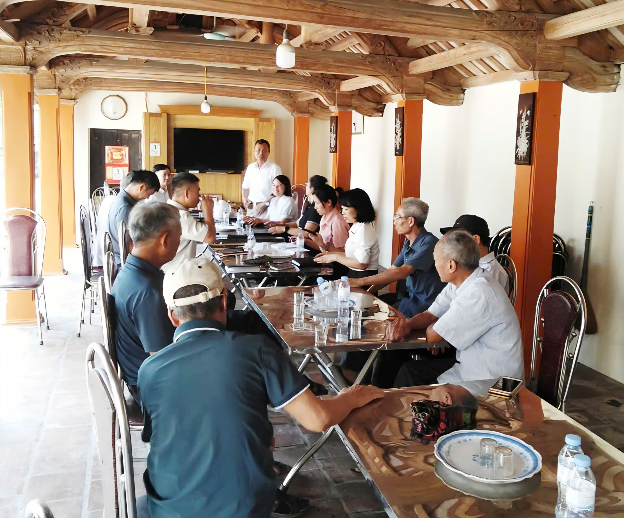 Lãnh đạo Trung tâm Dịch vụ tổng hợp xã Hát Môn làm việc về công tác tiếp nhận, quản lý Di tích Quốc gia Đặc biệt Đình Hạ Hiệp và Quán Hạ- Ảnh 1.