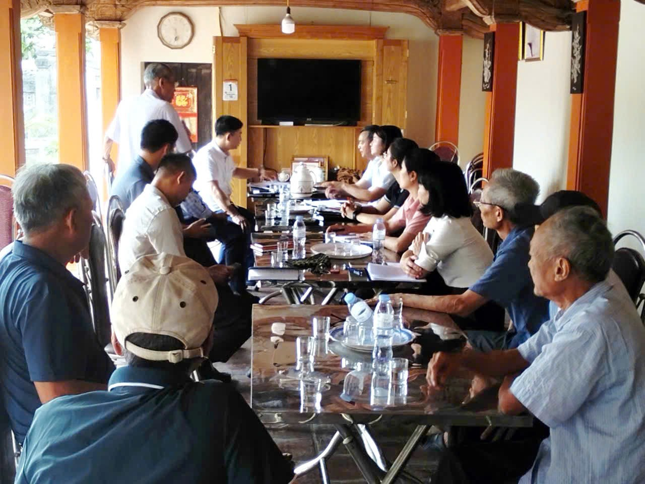 Lãnh đạo Trung tâm Dịch vụ tổng hợp xã Hát Môn làm việc về công tác tiếp nhận, quản lý Di tích Quốc gia Đặc biệt Đình Hạ Hiệp và Quán Hạ- Ảnh 2.