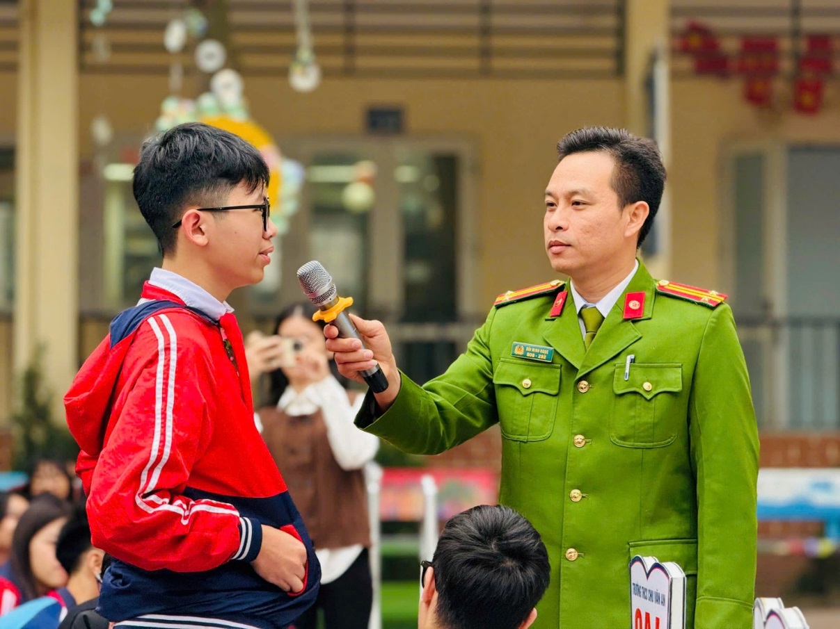 Công an phường Yên Sở đẩy mạnh tuyên truyền phòng, chống lừa đảo trên không gian mạng- Ảnh 2.
