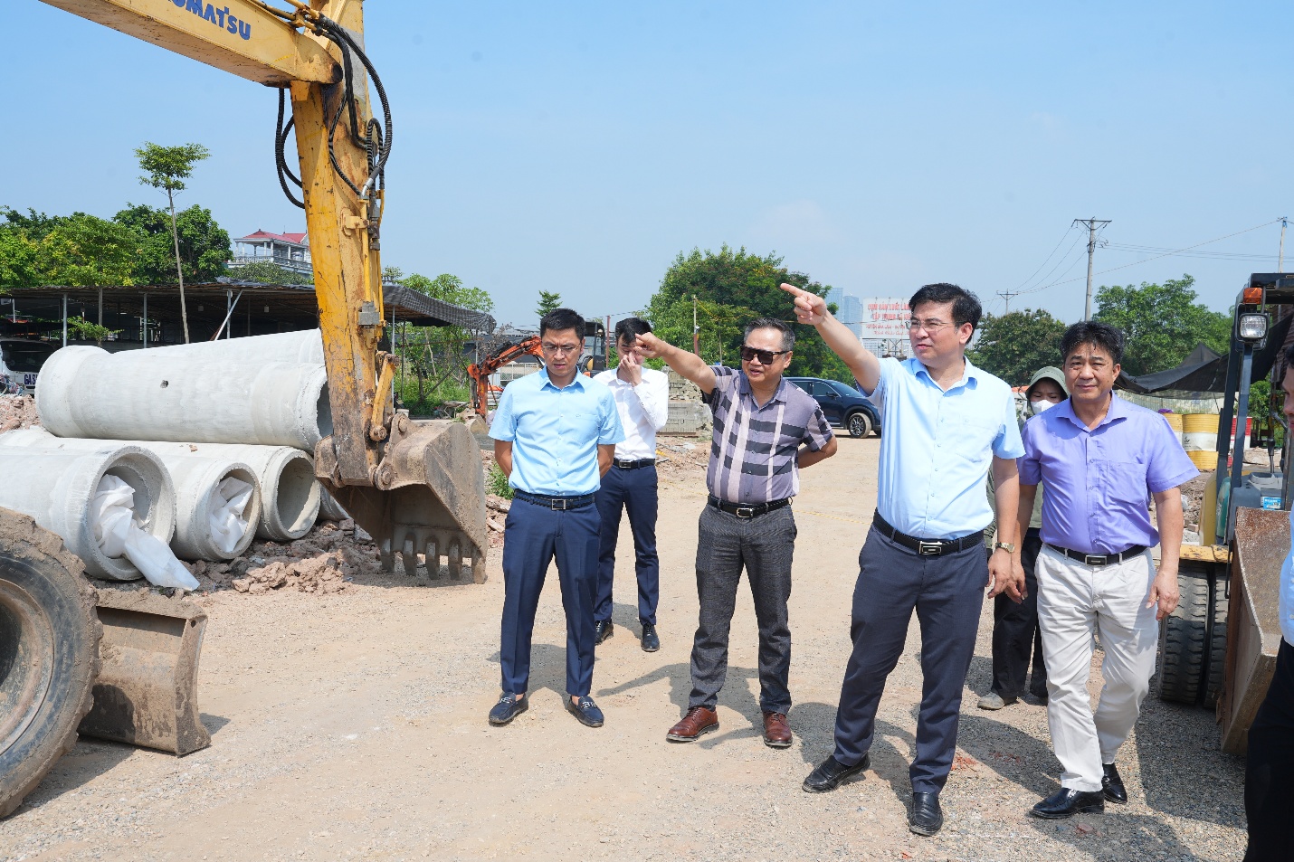 Bí thư Đảng ủy xã Gia Lâm Lê Ngọc Anh kiểm tra hiện trường các dự án giao thông trên địa bàn- Ảnh 2.
