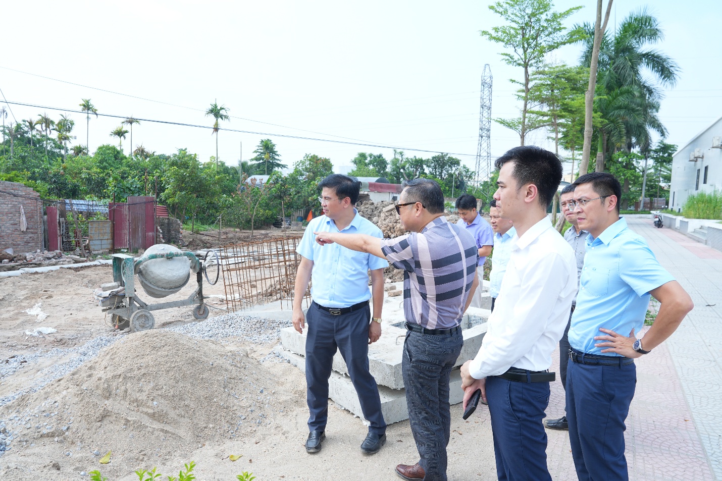 Bí thư Đảng ủy xã Gia Lâm Lê Ngọc Anh kiểm tra hiện trường các dự án giao thông trên địa bàn- Ảnh 3.