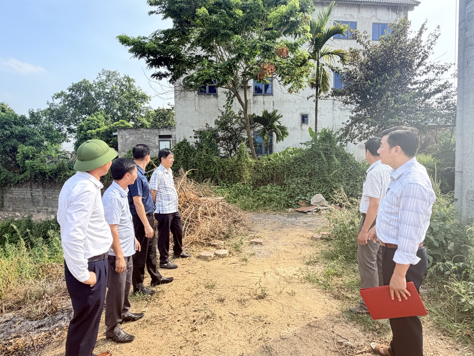 BAN KINH TẾ - NGÂN SÁCH HĐND XÃ TRẦN PHÚ KHẢO SÁTTIẾN ĐỘ GIẢI PHÓNG MẶT BẰNG VÀ GIẢI NGÂN VỐN ĐẦU TƯ CÔNG- Ảnh 1.